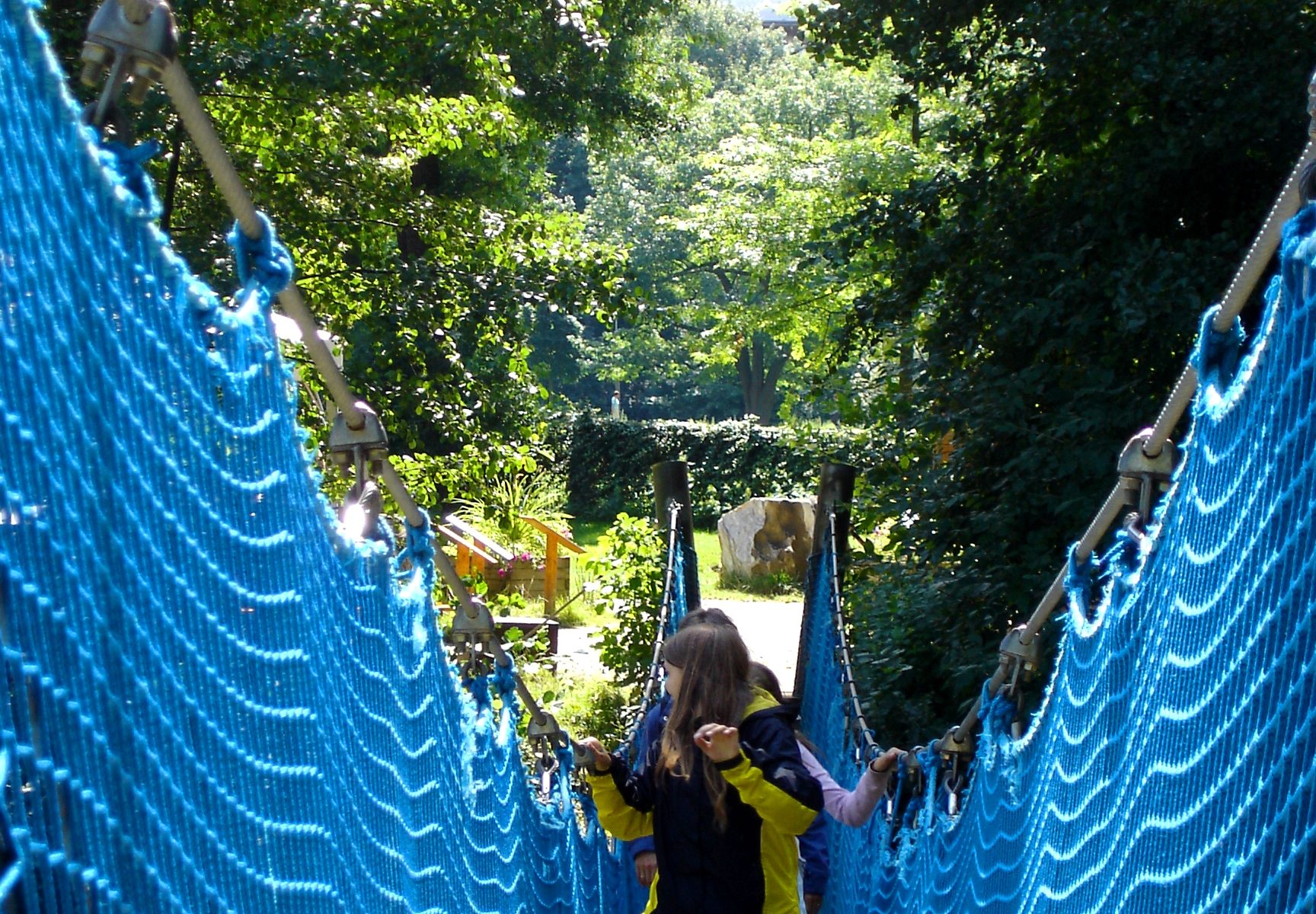 Kinder auf Hängebrücke